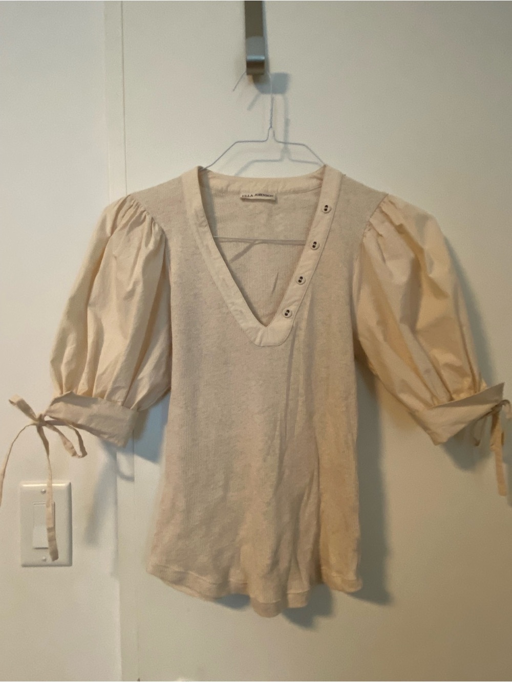Ulla Johnson Cream V-Neck Puff-Sleeve Ribbed Top with Tie Sleeves